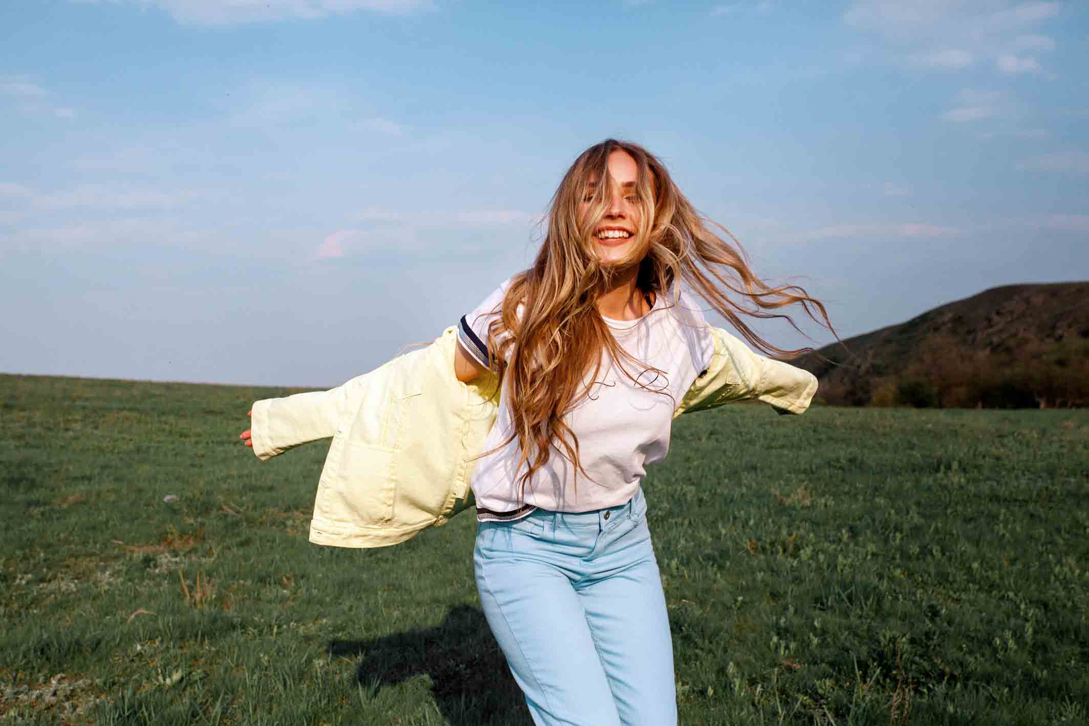 Eine Frau auf einem Rasen